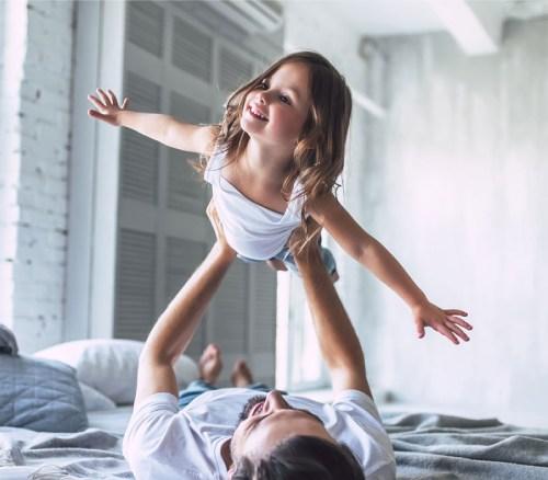 pai e filha em casa protegidos com alarme prosegur