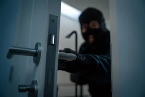 Como prevenir assaltos em casa: 7 pontos vulneráveis em qualquer habitação