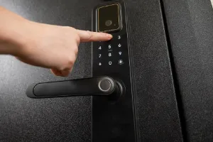 Fechadura inteligente: como funciona e como integrá-la no alarme
