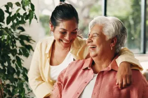 Alarme para idosos que moram sozinhos: como dar mais segurança a quem ama