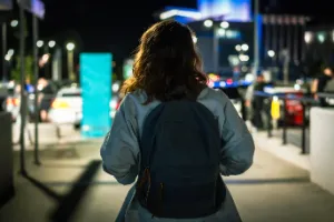 Segurança feminina no dia a dia: hábitos e ferramentas essenciais