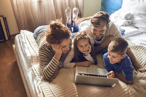 família feliz com alarme prosegur