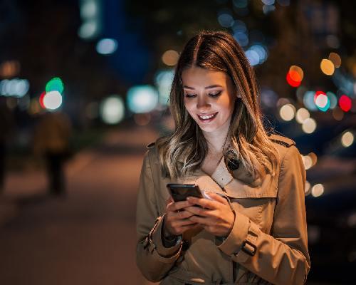 rapariga a caminhar à noite, proteção movel com serviço contigo rapariga a caminhar à noite, proteção movel com serviço contigo