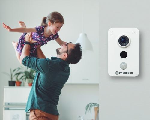 pai com criança na sala, câmara de videovigilância, soluçao de alarme, alarme para particulares pai com criança na sala, câmara de videovigilância, soluçao de alarme, alarme para particulares