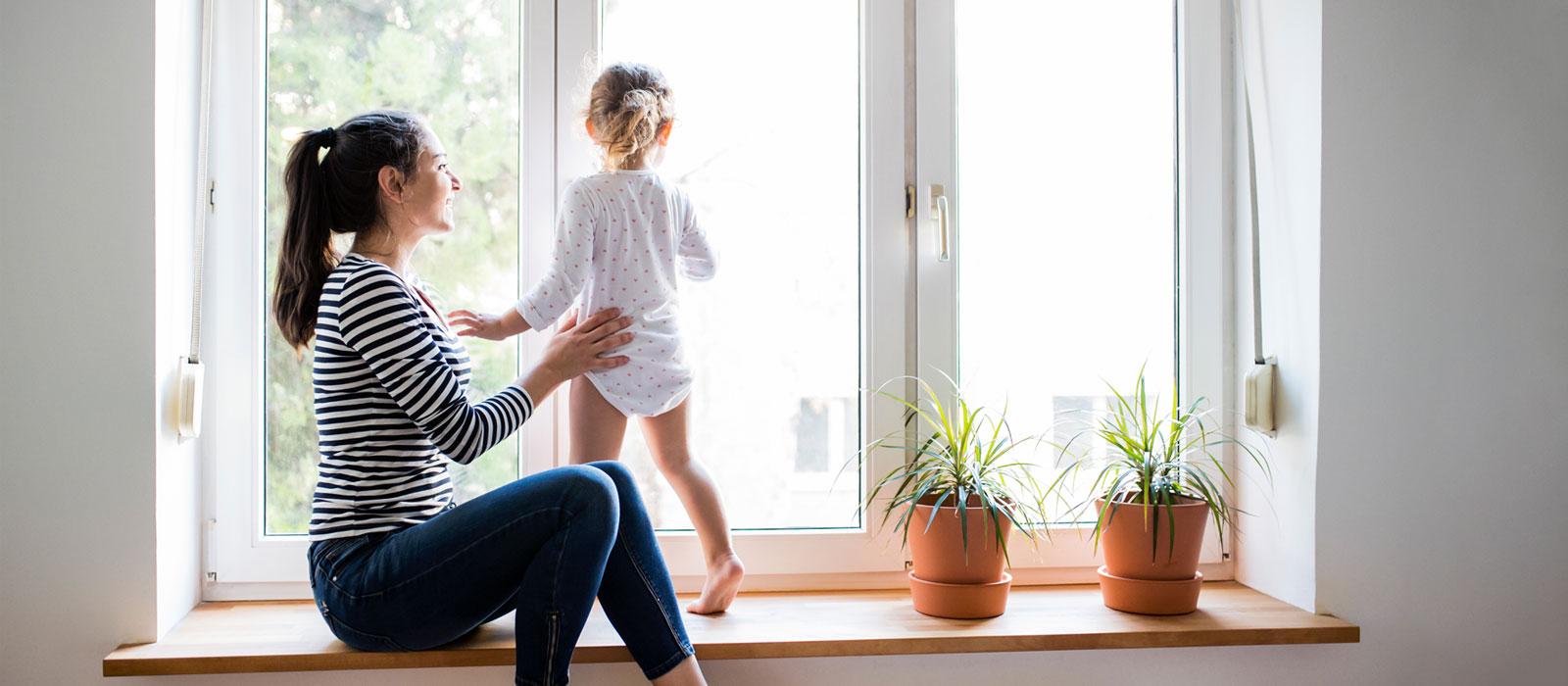 mãe e filha na janela de apartamento, alarme para apartamento, proteçao casa, casa protegida, prosegur alarmes mãe e filha na janela de apartamento, alarme para apartamento, proteçao casa, casa protegida, prosegur alarmes